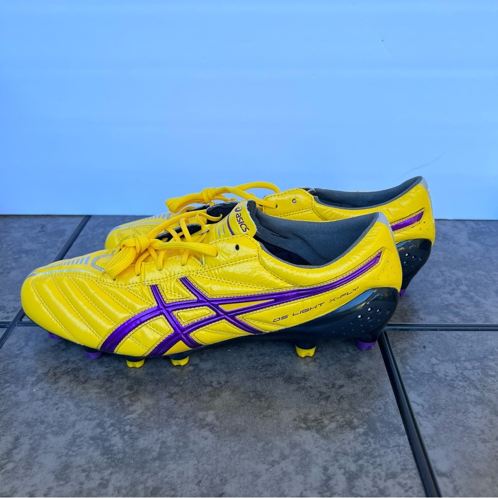 SOCCER SHOES